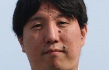 トリニティ社 @trinityinc Simplismブランドの「全面保護GLASS」というスクリーン保護フィルム、パッケージそのものが気泡を入れずにiPhone画面にフィルム貼れるように設計されているのだけど非常に精密かつよく作… https://t.co/w6CL1X9Tw9