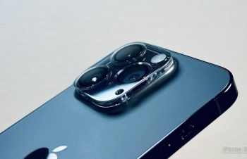 【レビュー】iPhone14の大きなカメラを保護＆平面化。トリニティの保護ガラス