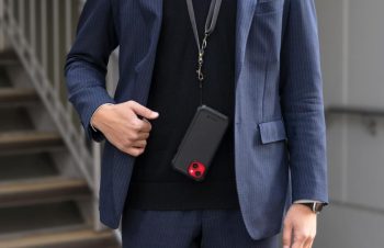 トリニティ、肩にも首にもかけられるスマホショルダーを限定発売。素材にクラリーノ使用