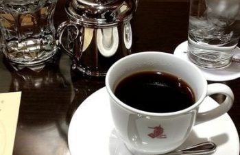 来福してたらスマホをアスファルトに落として、画面のガラスシートにヒビが‥ヨドバシに寄ってトリニティさんの+simplismのシートにケースをのだ でコーヒーが来るまでに作業、じっくりやらなかったから気泡が少し残ったけど、バッチ… https://t.co/LWOVQZozTk