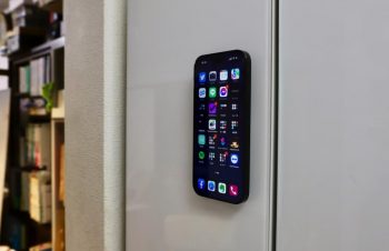 iPhoneを冷蔵庫にペタリ。トリニティのBESPER、iPhone MagSafe専用ホルダー