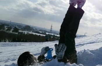 直近で3度目のスマホのガラスプロテクター交換😢表面に傷も増えてきたし変えるかと気軽に手を出したら、1度目は貼りミスで埃と気泡まみれになり、2度目は貼った数日後に砕け、今回に至る交換保証がつきのトリニティ社のにしたところ、「貼る… https://t.co/CnG24Wsc4x