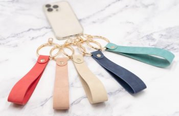 Simplism、女性考案のスマホ向けマルチハンドストラップを発売