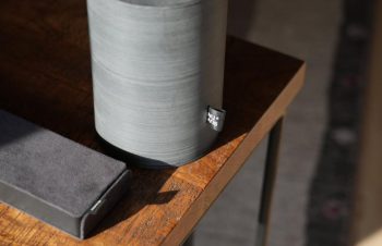 よく使うケーブル収納用に購入したNuAns のCADDYアクセサリーストッカーが期待値を上回る良さだった。ケーブルの他SSDなどの小物保管もできる。自然な色合いでモノトーン物とも相性良い。高級質感のバンカーリングMagR… https://t.co/48XlwdYGmi