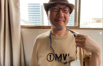 カレー、メーカーさんからいただいたレトルト食べる時に写真をいっぱい撮るんですが、最近ではiPhoneばかり使います。メモも取らなきゃだしパッケージもさらに出した写真も撮らなきゃだし調理中のイメージやなんやらで結局ハンドリングのいいものって言ってるとiPhoneになっちゃう。