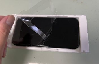 気泡どこいった？ めちゃ簡単に貼れるiPhone 15 Pro用のガラスフィルム