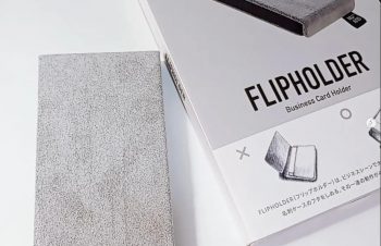 @trinity_jp 様のNuAns FLIPHOLDER（名刺ケース）🌿  水性の液体や汚れに強いウルトラスエード を使用していて手触りがよく上品な素材🥺  名刺を渡す、受け取る、名刺ケースのフタをしめるという動作が心地よくなる名刺ケースだそうです。  実際にその動作をしてみると片手でスムーズに名刺を取り出すことができこれはビジネスシーンで活躍しそうと思いました！  デスク上ではカードトレイとしても使用できます◎  カラーは4色（スエードグレイ、スエードホワイト、スエードカーキ、スエードサフラン）  こちらキャンペーンで頂きました！ 夫にプレゼントします😊  余談ですが…同封されていたシールに娘が興味を持ちまして作品作っていました笑 新幹線らしいです🚅 家族で嬉しいプレゼントでした✨  素敵なご縁をありがとうございました🙇‍♀🧡  #NuAns #トリニティ株式会社 #トリニティ #フリップホルダー #名刺ケース #めーさんの当選報告 #チャンスイット #懸賞当選品