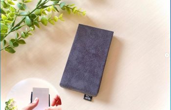 NuAns FLIPHOLDER (ニュアンス フリップホルダー) . . . 一連の動作が素早く片手で完結できちゃう、おしゃれな名刺ケースをいただきました💓 . 私も名刺を使用する時期があり、名刺ケースを持ち歩いてましたが…こんなにもスマートに名刺って出せるんだって本気でびっくりしました🫣💓 詳しくは次のミニ動画をみてね🎥✨ . . . また、素材感も東レの最先端繊維技術で作られた、水性の液体や汚れに強いウルトラスエードを使用されているおかげかすごく上質に見えます✨ そしてとっても軽い😳！！！！！ . . お色味の展開も4色あり、 ①スエードグレイ ②スエードホワイト ③スエードカーキ ④スエードサフラン お好みに合わせてお選びいただけます🥺💕 ギフトにもおすすめ💓 . . . ｡:+* ﾟ ゜ﾟ *+:｡:+* ﾟ ゜ﾟ *+:｡:+* ﾟ ゜ﾟ *+:｡ . . @trinity_jp 様は 「デジタルライフを豊かにする」をスローガンに掲げられている埼玉県新座市にある企業様です🥰 . スマートフォンアクセサリーをはじめとした、デザインや使い心地に優れた製品を企画・開発していらっしゃいます👏✨ . スマホケースなどもたくさん使いやすそうなものがあって私も投稿拝見させていただき、とっても楽しかったです🥰‼︎ . ぜひCheck&Followしてみてくださいね🥰☑ . . ｡:+* ﾟ ゜ﾟ *+:｡:+* ﾟ ゜ﾟ *+:｡:+* ﾟ ゜ﾟ *+:｡ .  @trinity_jp 様🎉、 多数応募のなか、私を選んでくださり 素敵なご縁を本当にありがとうございました🎊💕  . . ｡:+* ﾟ ゜ﾟ *+:｡:+* ﾟ ゜ﾟ *+:｡:+* ﾟ ゜ﾟ *+  #好きなものを好きなだけ　 #懸賞当選　　#懸賞　　#懸賞好きな人と繋がりたい　#懸賞仲間募集中 #懸賞垢さんと繋がりたい #懸賞アカフォロバ100 #懸賞アカさんと繋がりたい #u当選記録 #uリール動画 #チャンス懸賞部 #NuAns #トリニティ株式会社　 #トリニティ　 #ガジェット　 #デジタルガジェット　 #ガジェット好き　#NuAnsFLIPHOLDER #ニュアンスフリップホルダー