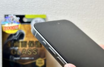 iPhone15 Proに完璧に貼れる保護フィルムレビュー。2,000円強は高い？