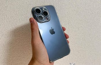 iPhone 15 Proの透明クリアケースならSimpismがおすすめ。米軍規格の耐衝撃性能を備え、Appleマークもきれいに見える