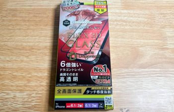 iPhone 15を保護するSimplismガラスフィルムは、自宅でもきれいに貼れる『貼るピタULTRA』がとても良い