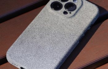 布だけどiPhone 15 Proを守ってくれる？　ファブリックで覆われた「NUNO」ケースを試す