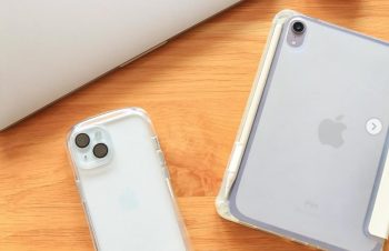 iPhone15に @trinity_jp の スマホケース、保護ガラス、レンズ保護ガラスを使用し 1ヶ月が経ちました📱 ⁡ わたし普段からほんとーにスマホ落としまくるので 貼って一ヶ月もしない保護ガラスが 割れて買い替えもしょっちゅうでした🥲 特にカメラ保護ガラス📷 これは何度買い替えたかわからない🤣 （どんだけガサツなのか） ⁡ そんな私が一ヶ月使用してみて もちろんスマホは…何度か落下させてます🫣 （わざとじゃないよ！） けれどもガラスは割れることなく無事です✨笑 素晴らしい👏🏻 ⁡ ハイブリッドガラスケースは側面がTPU素材で 形状が持ちやすくて安定するし カメラ保護レンズは 一緒に入っていた埃取りシールが レンズの形しててそれがすごい良かった！ ⁡ 細かいところで気が利いてて ほんと推せるわぁ🥹 ⁡ トリニティのオリジナル壁紙もダウンロードしてみたよ🤗 無料で15種類の壁紙をダウンロードできるので ストーリーズにもリンク貼っておきます！ ⁡ ⁡ #pr #トリニティ #トリニティ株式会社 #トリニティ公式アンバサダー #Simplism #貼るピタULTRA #貼るピタULTRAすげぇ ⁡ #スウェーデンハウス #マイホームアカウント #マイホーム記録 #シンプルインテリア #北欧インテリア #ナチュラルインテリア #リモートワーク #在宅勤務 #PCデスク #デスク周り #ガジェット好き #apple製品 #リモートワークスペース #iPhone15 #リモートワークママ #保護ガラス #液晶保護ガラス#スマホアクセサリー #ガジェット女子