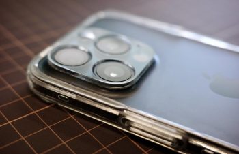 トリニティ製レンズベースガード、エレコム製樹脂バンパー、そしてTORRAS製保護ガラスでベストなiPhoneに