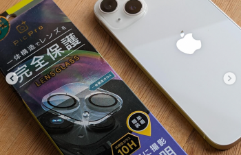 Phone14、カメラレンズ落としてどっかに当てたらしい。割れてました、しらないあいだに！レンズ保護ガラスが。助けられたよ保護ガラスに。ヒヤッとしたあ。みんなもはっといた方がいいぞ。  iPhoneのカメラ周り丈夫にできてるんだけど、あの四角い土台のフチとかけっこうガリガリにしてる人いるみたいだし。すぐにまた新しいのに貼り替えました。  トリニティの「iPhone 14 [PicPro] 高画質写真が撮れる スーパークリア レンズ保護ガラス/スーパークリア ¥1,480 (税込)」。アンバサダーとして1年いろいろ使ってトリニティの製品、信頼できるから。迷わず使える。  基本他社のケースにも当たらずに使えるし（要確認）ホントこれ貼り付けて保険かけといた方がいいよ。  #トリニティ #トリニティアンバサダー #iPhone #カレーツーリズム #カレーダンニャバード #カレーですよ #curryheads #はぴい #Simplism #NuAns #Catalyst #貼るピタMAX #iPhoneケース #スマホレンズ保護ガラス