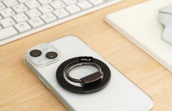 @trinity_jp で最強の組み合わせ見つけた！ ⁡ MagSafe対応ハイブリッドクリアケースと MagSafeリングスタンドMagRinCam ⁡ この磁気増強メタルリングの入ったケースに このリングスタンドとりつけたら とんでもない吸着力でビビった！ ちょっとやそっとで外せなくて焦るほどw 高速充電も可能になって最高◎ ⁡ そしてこのリング スマホスタンドとしてはもちろんなんだけど Webミーティング時に MacBookのモニターの上につければ Webカメラとしても使える優れもの！ ⁡ PCのカメラって盛れなかったり 下からうつす感じになって顎が…みたいに げんなりすることが多いんだけどw スマホだと高さも出るし いい感じに映してくれたりするから これはめちゃくちゃ使えるんではないか！？  あ、ちなみにこのリングには 磁気増強メタルリングが付属してるから MagSafe対応じゃないケースにも貼り付けて使えるよ！ ただ付属のメタルリングは貼り直しができないから ちょっとビビってしまってw（それほど強力！） 私ははじめからMagSafe対応のケースと組み合わせて 使ってます！ ⁡ ストーリーズにリンクも貼っておくから ぜひチェックしてみてほしい！