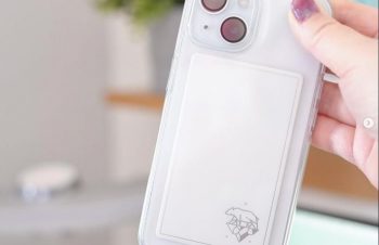 スマホの熱対策ってしてますか？  暑いところでスマホを使用していたり 動画を長時間見ていたりすると スマホが熱くなってきた！ そんな経験ありませんか？  そんな時の救世主がこれ スマホを熱から守る @trinity_jp のスマ冷🧊  貼るだけで熱を吸収してくれて 動作の遅さやバッテリーの劣化を防いでくれますˎˊ˗  ケースの中に貼っても大丈夫な薄さで しろくまのイラストも可愛い🐻‍❄️🤍  まだ6月だというのに暑い日が多くて 夏本番がすでに心配ですが… スマホもしっかり熱対策してあげましょう☀️  #pr #トリニティ #トリニティ株式会社 #トリニティ公式アンバサダー #Simplism #スウェーデンハウス #デスク周り #ガジェット好き #スマホケース #スマ冷 #スマホグッズ #iphoneケース