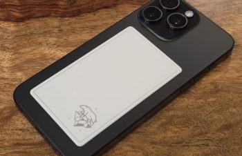 私も眉唾だったんだけど、家出て5分も経たないうちにiPhoneがめちゃ暑くなるんで貼ってみた。ケース外したというのもあるかもだけど、けっこう違うっ❄️ サラサラガラス背面にもちゃんとくっつく。でも、保護は不安。この材質でできたケースがあったらいいんじゃないしらどうかしら  @trinityinc  さん？