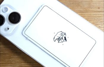 またこの人に活躍してもらう季節となりました。「スマ冷え」さまです。涼しい時期にはMacBook Airのパームレストに貼り付けてたよ。 なんか新しいデカ面積バージョンも出たのだとか。とにかくスマホをちびっとでも冷やしたい。  そうそう、レンズ保護ガラスが割れてた。気が付かなかった。割れた直後とかすぐには意外と気が付かないんだよね。それだけカメラに影響がないってことで、何度も命拾い。これも取り替えとこう。  #トリニティ #トリニティアンバサダー #iPhone #カレーツーリズム #カレーダンニャバード #カレーですよ #curryheads #はぴい #Simplism #NuAns #Catalyst #貼るピタMAX #スマ冷え #iPhoneケース