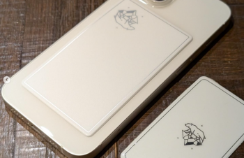 冗談ではなくカラダもスマホもあぶない。暑さであぶない。すごくあぶない。カラダのほうはとにかく涼しい場所に。スマホは、これ貼っといたほうがいい。去年のより大きいやつが出てて安心感もその分大きくなった。貼ってはがせるスマートフォン冷却シート。蓄熱式ということでスマホの熱をこのシートが吸収、ため込んでくれる。保冷剤と冷蔵庫はダメよ。あれ、内部結露でヤバいことになるから。これは「スマ冷えPremiumラージ」という。もうすでにみんな「熱いから充電ここまでしかできないから」とかメッセージ出てるでしょ？  #トリニティ　#スマ冷え　#スマ冷えPremiumラージ