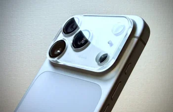 iPhone17 Proで左右に大きくなったカメラの突起、表面の凹凸なくカバーできるのは良いと思う。 #iPhone #iPhone17 #iPhone17Pro #カメラ #Simplism 引用