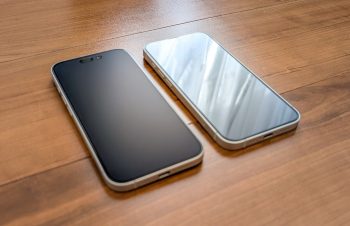 家庭内情シスが選定。iPhoneの画面保護フィルムは〈純黒クリア〉