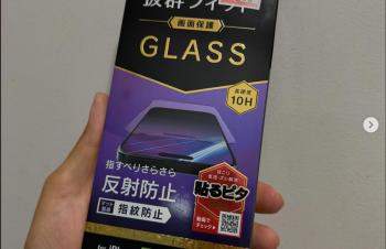 昨日は新iPhoneを入手したのですが、帰ってまず風呂場でパンイチになって保護フィルム貼り。 今回も #トリニティ さんのやつですけど、「貼るピタ」が”NEO”になって、格段に貼りやすくなりました！ (風呂場で貼らなくてもよいみたいw) 最初は気泡ができてましたが、翌日には消えてましたよ。 #simplism #貼るピタNEO