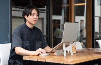 トリニティ×株式会社ドリップ 独自のフロントリフトアップ機能と美しいデザインを両立したPCスタンド「UUUK（ウーク）3WAY」 発売