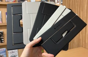 極薄＆貼り付け式のパソコンスタンドがトリニティから発売。角度を上げると首肩の凝りが軽減される？ 「TRINITY」「UUUK」をチェック