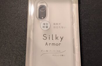 ⬆️今回mineoさんのarrows We3レビューを担当するにあたり、FCNTさんの公式アクセサリページとモバイルドッココムさんの紹介を見てトリニティ シルキーアーマーというケースを購入しましたが、これが本当によかった。しっとりサラサラで手滑りや汚れが気にならない。そして2000円弱という買いやすさ！" / X